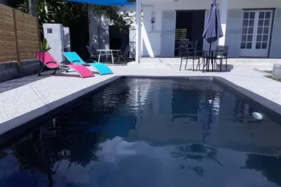 Image de Maison avec piscine et vue dégagée