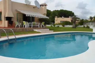 Image de Destination familiale idéale avec sa propre piscine et à seulement 150 mètres de la plage.