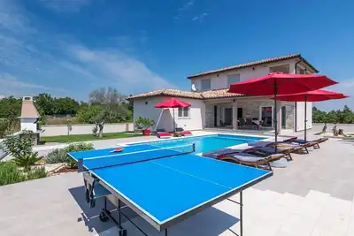 Image de Belle Villa Lena avec piscine, loin de la foule et entourée par le calme de la nature.