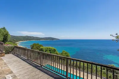 Image de Villa avec vue mer et piscine et accès a la plage