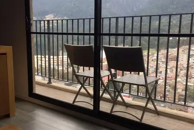 Image de Vue imprenable: Monserrate et d'autres montagnes dans le centre international de Bogotá