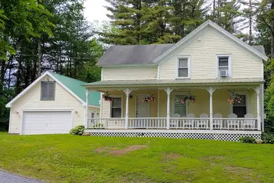 Image de Nouveau! Belle maison avec terrasse, Ă 10 minutes du lac George
