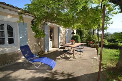 Image de Calme et Espace face au Mont Ventoux avec jardin et piscine privée.
