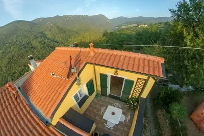 Image de Sur les collines de Finalesi, idéal pour les motards et les grimpeurs. Paradis à 15 min. de la mer.