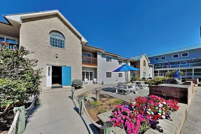 Image de Unité avec vue sur la piscine de 2 Br 2 dans Condo Put-in-Bay mis à jour - Idéal pour les familles!