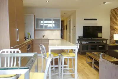 Image de Appartement de luxe 2 chambres 2 salles de bain avec jardin privé et laveuse \/ sécheuse