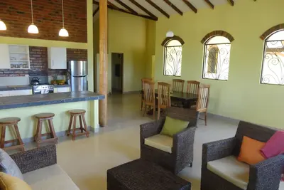 Image de Un élégant 3 chambres \/ 2 maison de toilettes nouvellement construit. Surfer paradis.