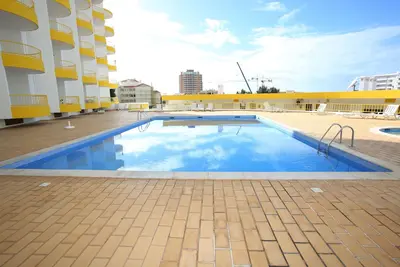 Image de 1 chambre appartement avec piscine Ă Praia da Rocha, vue sur la mer et la piscine