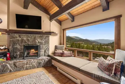 Image de Ski-In / Ski-Out Beaverhead Penthouse! - Vues, étapes du complexe et plus encore!