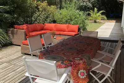 Image de Maison bien entretenue dans un endroit idyllique, belles terrasses autour de la maison, jardin,