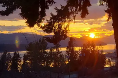 Image de Hope, Idaho Home Seulement un pâté de maisons du lac Pend Oreille avec de superbes vues sur le lac! ! !