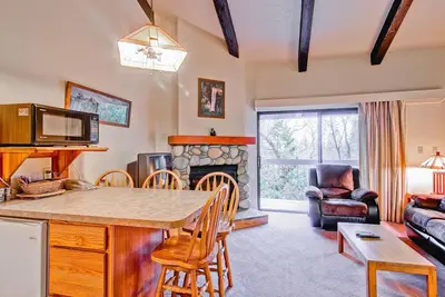 Image de Loft Condo B211 a deux niveaux avec une pièce à aire ouverte (il n'y a pas de chambres)