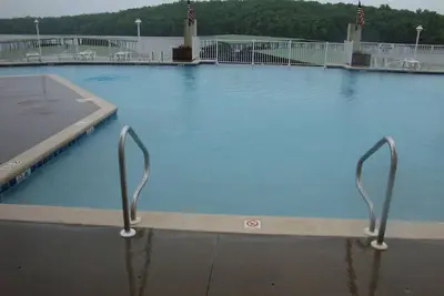 Image de Tours d'unité de coin! Wifi gratuit! Ascenseurs, piscine intérieure - Tarifs D'Hiver SPÉCIAUX! ! !