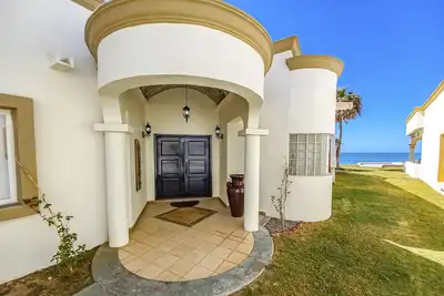 Image de Superbe villa de 3 chambres sur la plage de sable à Las Palmas Beachfront Resort V4