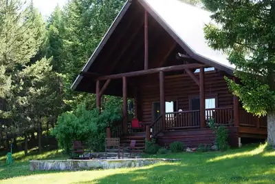 Image de Privée Montagne Log Cabin parfaite: une famille de petite ou séjour romantique.