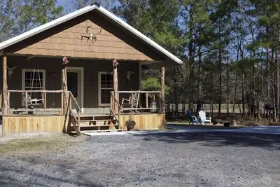 Image de Broken Wire Cabin - Une expérience de pays paisible, privée et sûre!