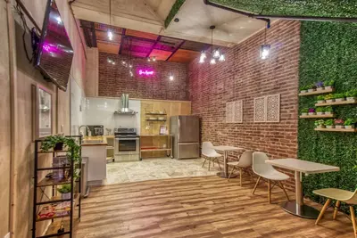 Image de Chambre privée avec salle de bain partagée dans un petit hôtel dans le <3 de Sf