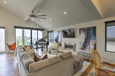 Image de Luxurious Beach Home avec une touche moderne et une vue imprenable sur Morro Rock. . <br><br><br>