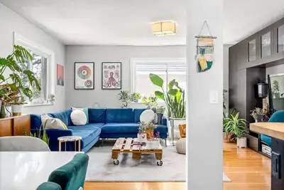 Image de Spacieux moderne 2 Br Mid-Century à Ramsay. 10 min à pied du Stampede. Près de Dt