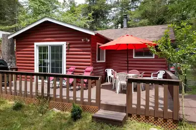Image de Belle cabine boisée avec tous les nouveaux meubles, draps, appareils électroniques, appareils électroménagers