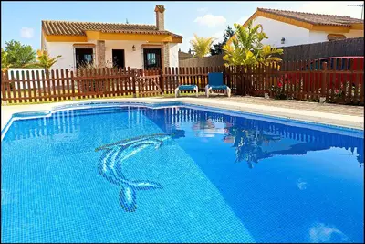 Image de Villa avec piscine privée clôturée