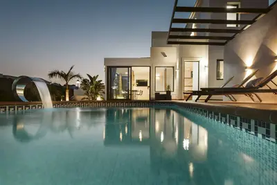 Image de Villa Faro Deluxe. Piscine privée Wifi gratuit. A \/ C À 500 m de la mer