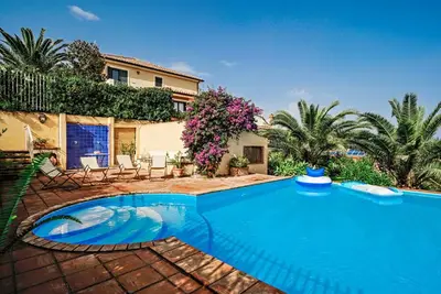 Villa avec piscine, jardin et vue sur la mer