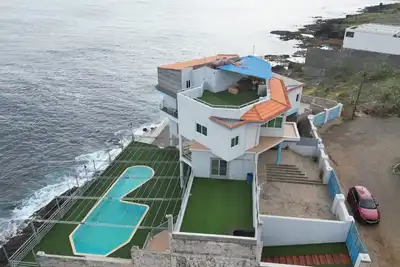 Image de Maison Vue Sur L'OCÉAN Dans Une Cote De Colline