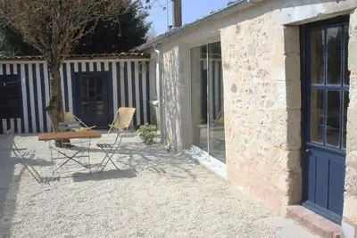 Image de maison d' ostréiculteur avec cour jardin au centre ville de la Tremblade