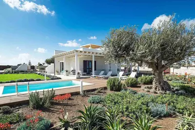 Image de villa de vacances en bord de mer en Sicile avec piscine