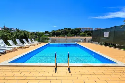 Image de Propriété de 2 étages dans le centre de Carvoeiro avec piscine et parking sécurisé