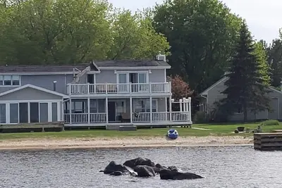 Image de Beach front get away (ajout d'un quai de 50 pieds Ă venir en avril 2020)