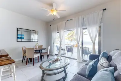 Image de Condo face à l'océan dans un endroit relaxant avec piscine partagée, quai et 2 kayaks!