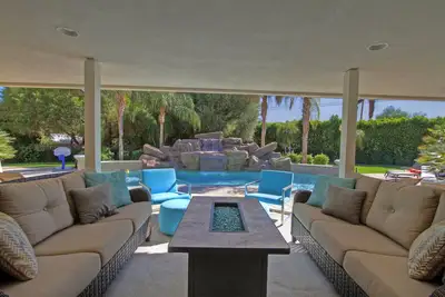 Image de Beau milieu du siècle, sur un terrain de 1/2 acre, magnifique cour arrière et près d'El Paseo! !
