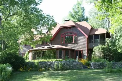 Image de Style Shingle, Timber Frame, Berkshire Cottage à côté petit ruisseau