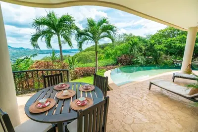 Image de Grande villa spacieuse avec vue sur l'océan et la montagne