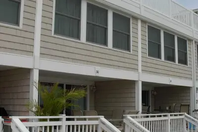 Image de Spacieux plage Townhouse - l'étape du pont avant sur le sable!