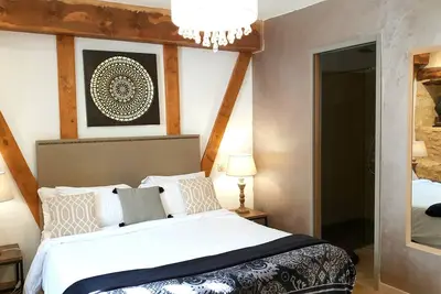 Image de Cocon de charme, chambre ensuite avec tv, wi-fi, linge, mahine à café\/frigo
