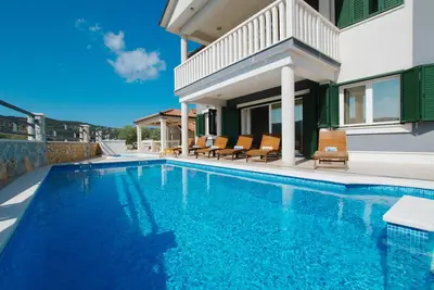 Villa moderne avec piscine privée et barbecue, près de Trogir et Split