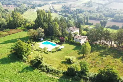 Image de Maison de campagne avec grande piscine et restaurant privé dans le cœur vert de l'Italie