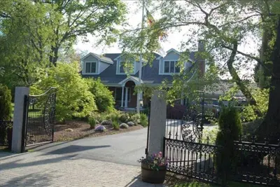 Image de Maison majestueuse fermée près des plages / Newport w / Massive open Living / Gourmet Kitchenn