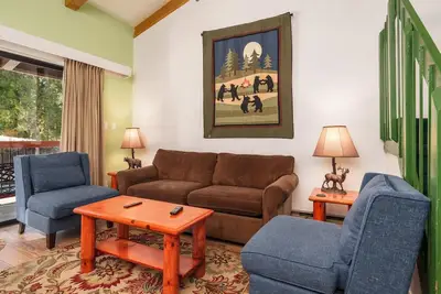 Image de À l'intérieur du parc national de Yosemite, dans une zone appelée Yosemite West, Loft Condo A204 a deux niveaux. . .
