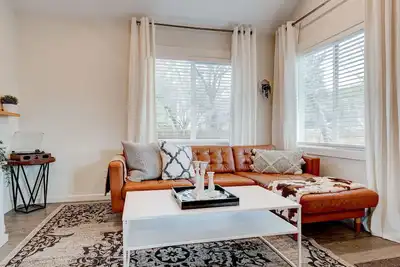 Image de Maison de style chalet au coeur de Vancouver. À quelques pas des transports en commun!