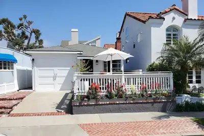 Image de Cottage au bord de la mer. Charmant deux chambres, deux salles de bain complètes en Cdm.
