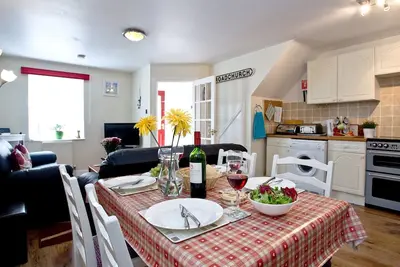 Image de 2 chambres à coucher à Bridport