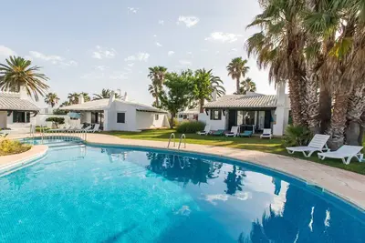Image de Belle maison de vacances dans un complexe résidentiel avec piscine, Wi-Fi, terrasse et pelouse