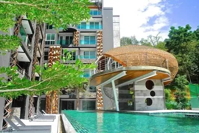 Image de Studio bien décoré et vue sur la piscine