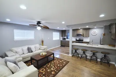 Image de Nouveau remodelage! 5bdrms, lits king, 2 cuisines, 2lvrms; Café \/ Restaurants \/ Gaz