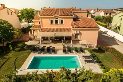 Image de Villa de luxe spacieuse et relaxante, Lady Ni, avec piscine, salle de sport et aire de jeux pour enfants.