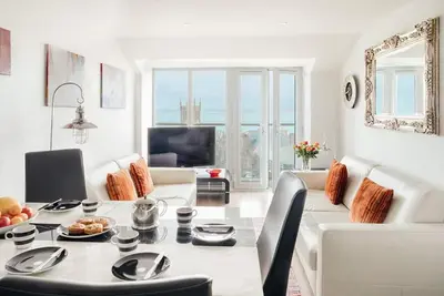 Image de Appartement élégant, situé au-dessus des toits.